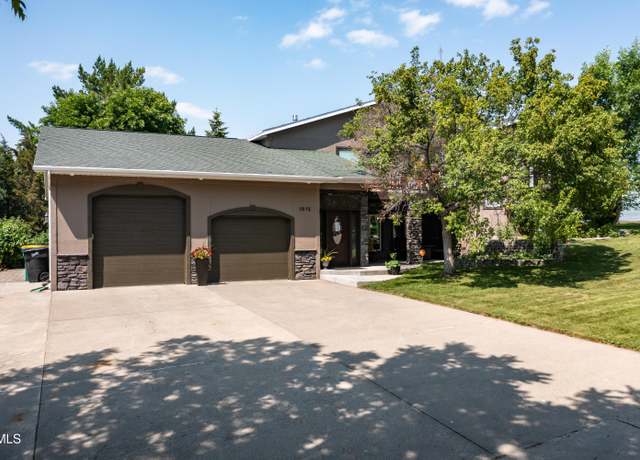 Property at 1612 Santa Gertrudis Loop, Bismarck, ND 58503, 5 beds, 3.5 baths