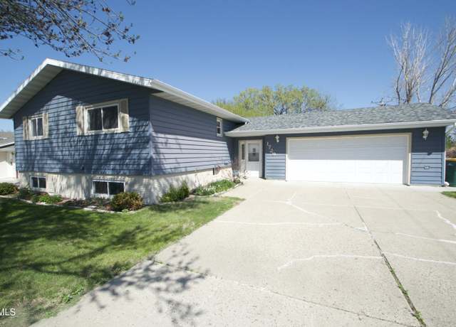 Property at 1729 N 20th St, Bismarck, ND 58501, 5 beds, 3 baths