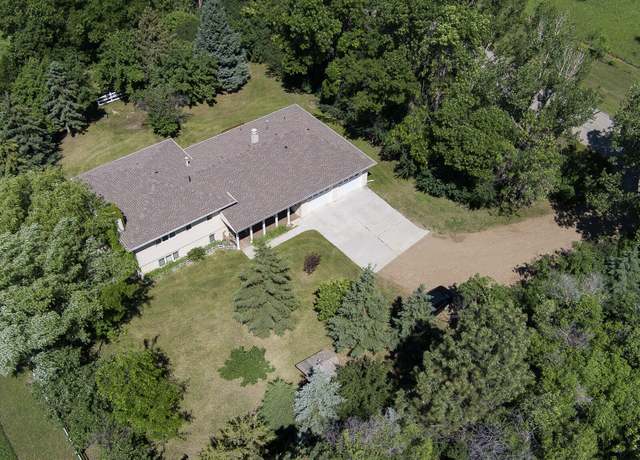 Property at 125 Oakfield Dr, Bismarck, ND 58503, 4 beds, 3.5 baths