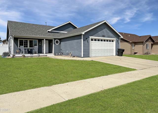 Property at 2810 24th St W, Williston, ND 58801, 5 beds, 3 baths