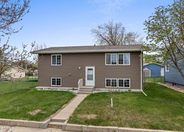 Property at 611 8th Ave W, Williston, ND 58801, 4 beds, 2 baths