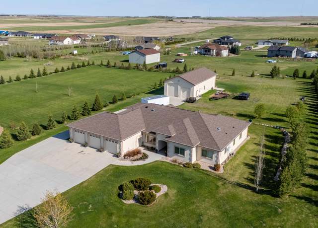 Property at 6200 Dakota Country Dr, Bismarck, ND 58503, 3 beds, 2.5 baths