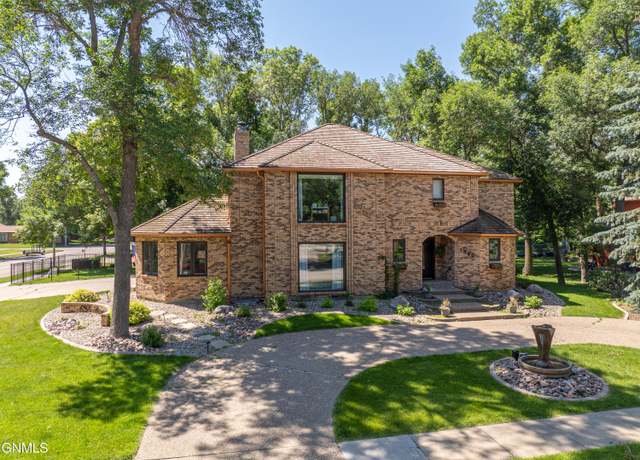 Property at 1805 Bonn Blvd, Bismarck, ND 58504, 5 beds, 3.5 baths