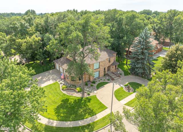 Property at 1805 Bonn Blvd, Bismarck, ND 58504, 5 beds, 3.5 baths