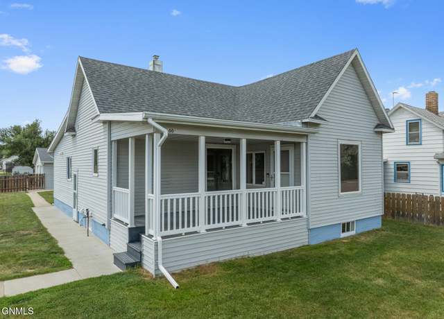 Property at 1001 5th Ave W, Williston, ND 58801, 3 beds, 2 baths