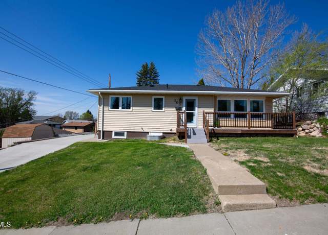 Property at 703 10th Ave NW, Mandan, ND 58554, 5 beds, 2 baths