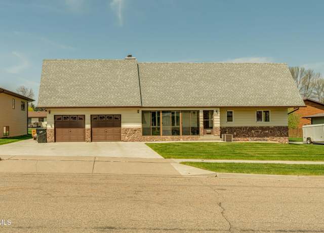 Property at 300 W Brandon Dr, Bismarck, ND 58503, 5 beds, 2.5 baths