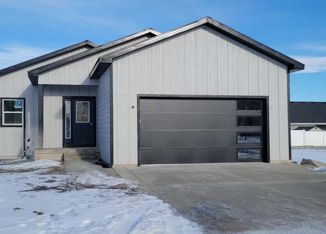 Property at 3310 33rd St W, Williston, ND 58801, 3 beds, 2.5 baths