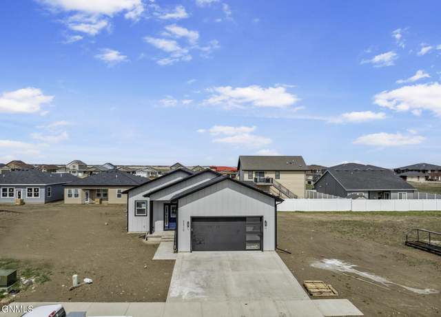 Property at 3310 33rd St W, Williston, ND 58801, 3 beds, 2.5 baths