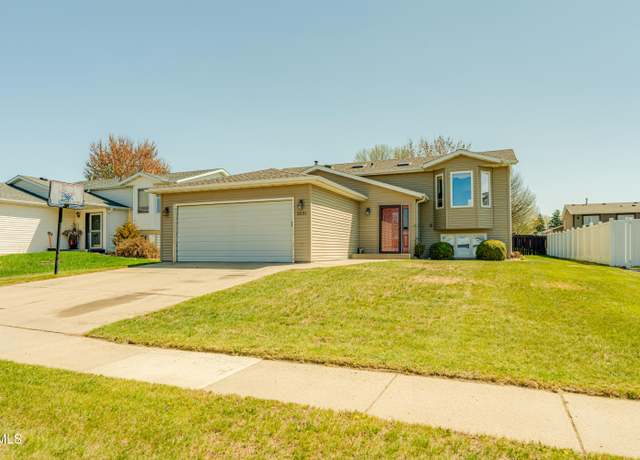 Property at 2631 Yorktown Dr, Bismarck, ND 58503, 4 beds, 2 baths