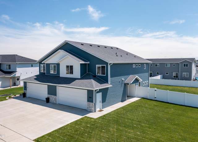 Property at 5601 Iron Dr, Bismarck, ND 58503, 3 beds, 2.5 baths
