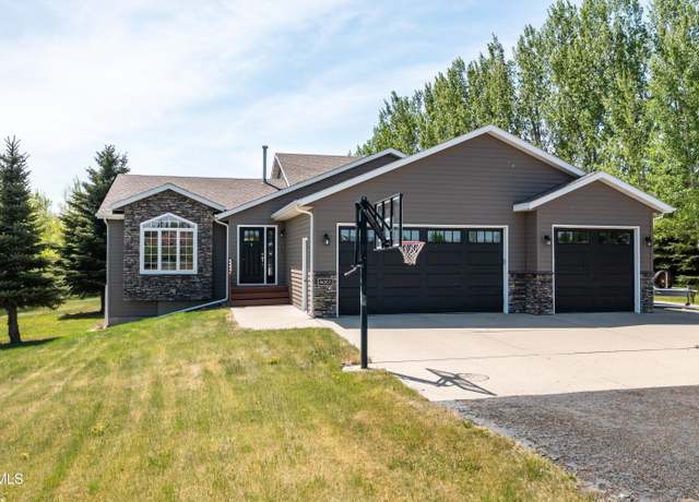 Property at 4001 73rd Ave NE, Bismarck, ND 58503, 4 beds, 3 baths