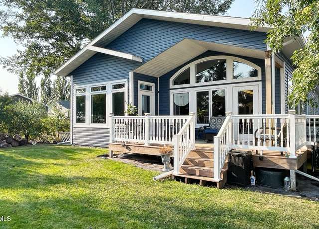 Property at 120 Blacktail Dr, Williston, ND 58801, 3 beds, 2 baths