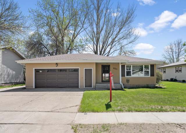 Property at 821 E Wachter Ave, Bismarck, ND 58504, 3 beds, 1 bath