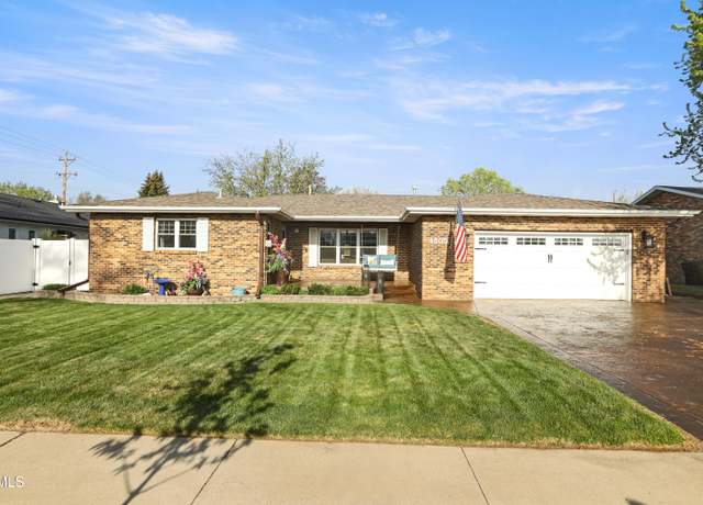 Property at 1805 University Ave, Williston, ND 58801, 5 beds, 3.5 baths
