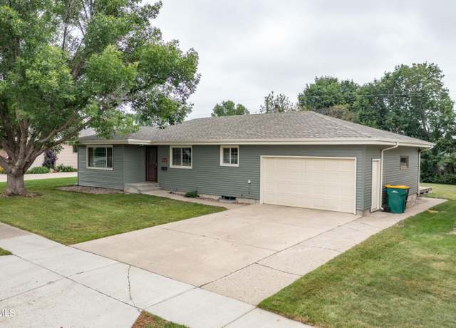 Property at 1039 29th St, Bismarck, ND 58501, 4 beds, 2 baths