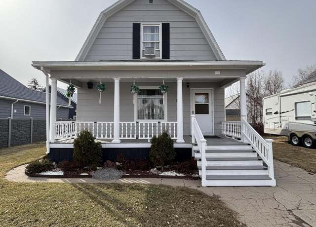 Property at 513 4th Ave W, Williston, ND 58801, 4 beds, 2 baths