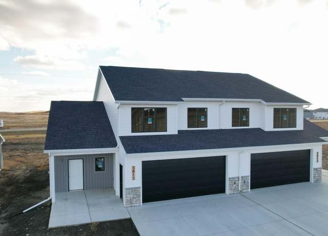 Property at 5815 Davies Dr, Bismarck, ND 58503, 3 beds, 2.5 baths