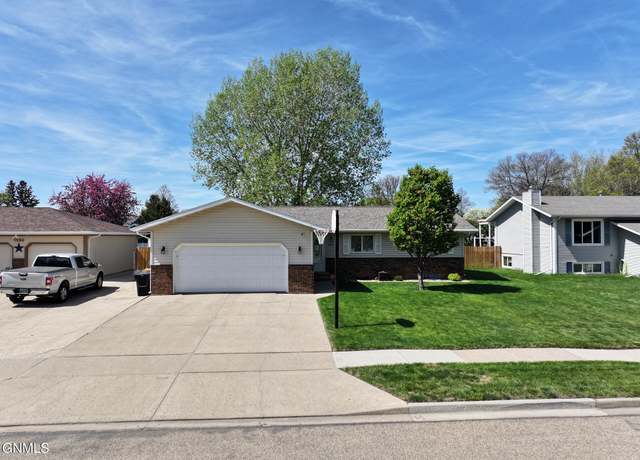 Property at 1444 Billings Dr, Bismarck, ND 58504, 4 beds, 2 baths