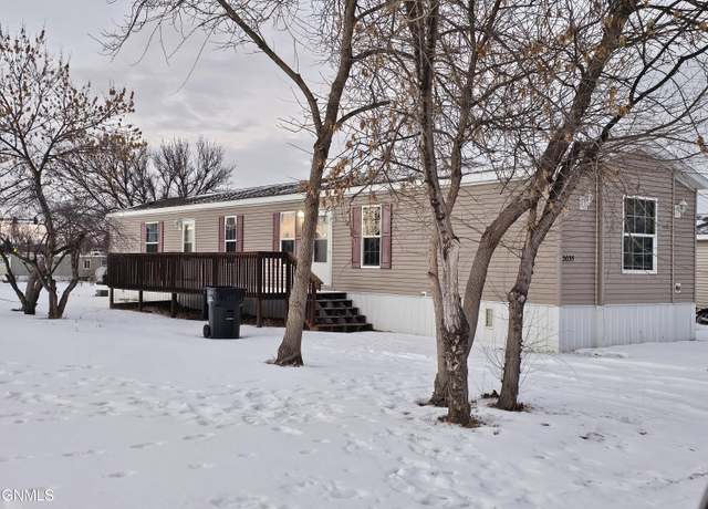 Property at 2035 Sioux St W, Williston, ND 58801, 3 beds, 2 baths
