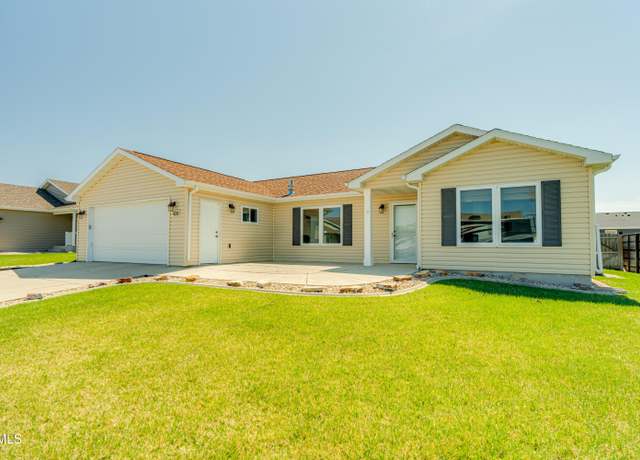 Property at 6335 Edgerly Ln, Lincoln, ND 58504, 3 beds, 2 baths