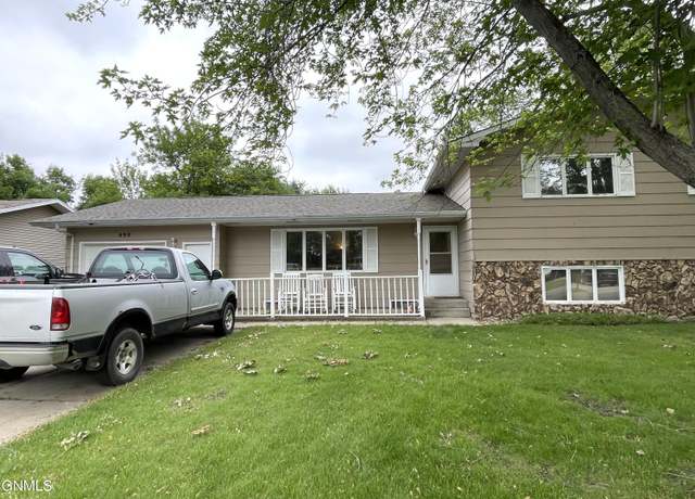 Property at 490 Joal Dr, Carrington, ND 58421, 3 beds, 3 baths