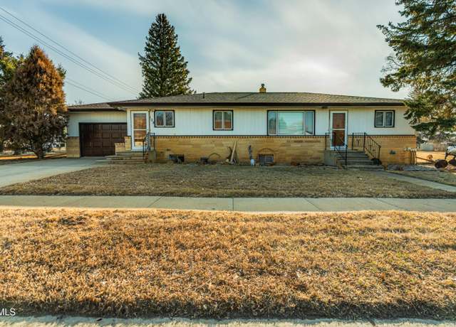 Property at 108 4th Ave SW, Beulah, ND 58523, 4 beds, 2.5 baths