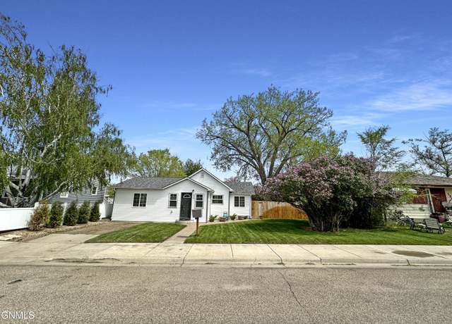 Property at 1310 1st Ave W, Williston, ND 58801, 2 beds, 1 bath