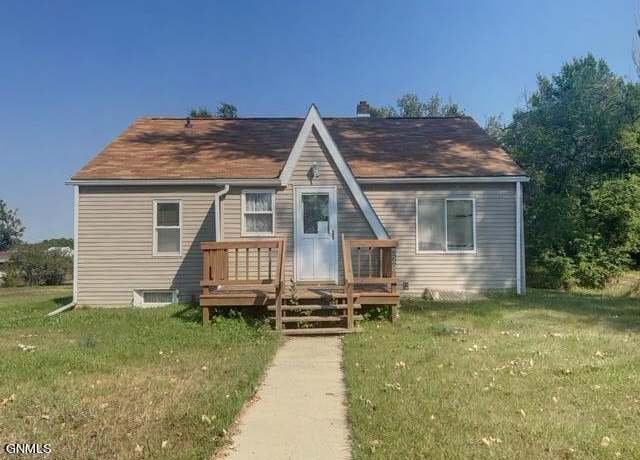 Property at 328 5th St NE, Watford City, ND 58854, 4 beds, 2 baths
