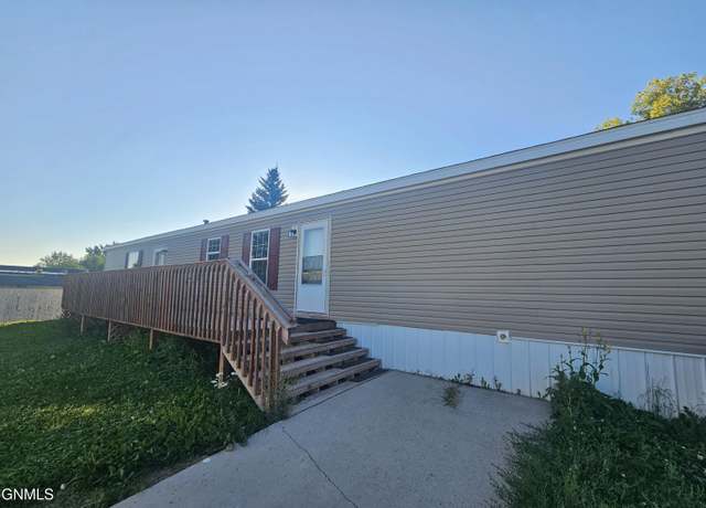 Property at 1006 Parkway Dr, Williston, ND 58801, 3 beds, 2 baths