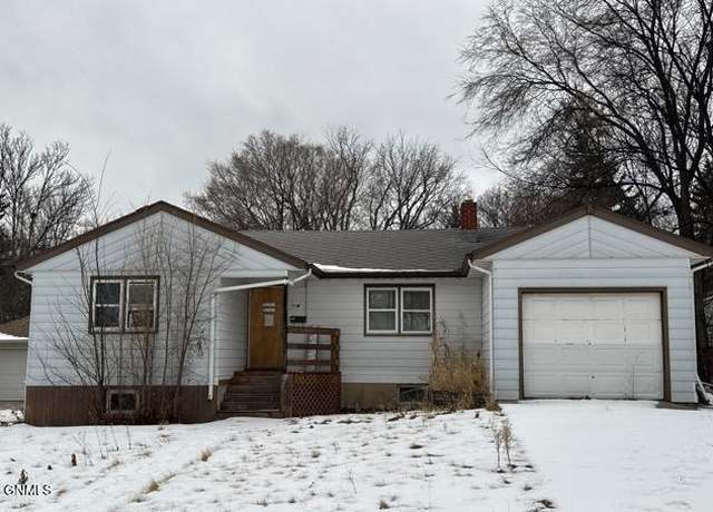 Property at 904 Anderson St, Bismarck, ND 58501, 4 beds, 2 baths