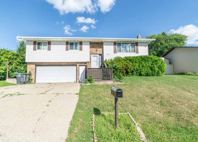 Property at 802 5th Ave NE, Mandan, ND 58554, 4 beds, 2.5 baths