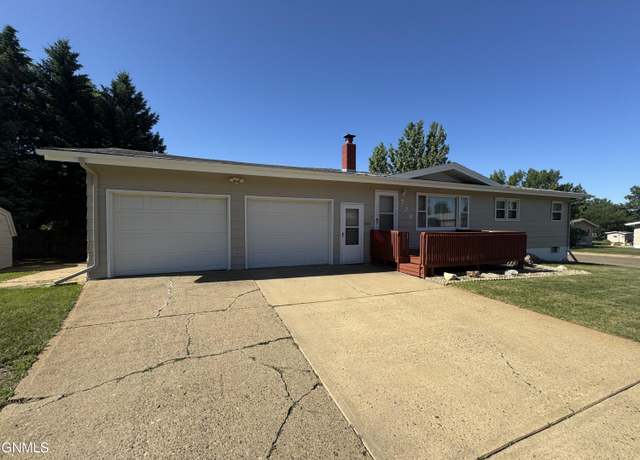 Property at 724 10th St E, Dickinson, ND 58601, 3 beds, 1.5 baths