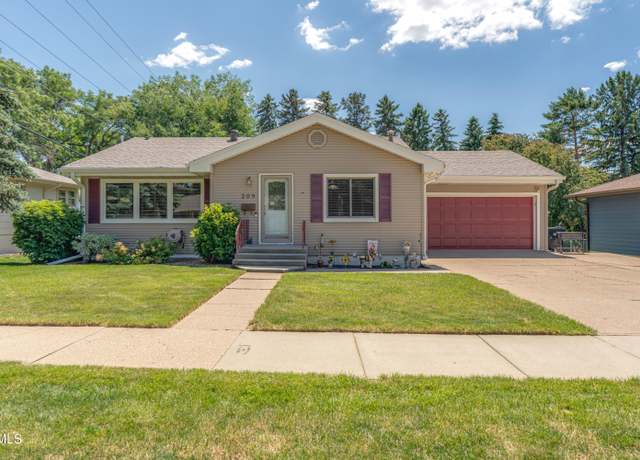 Property at 209 Owens Ave E, Bismarck, ND 58501, 3 beds, 2 baths