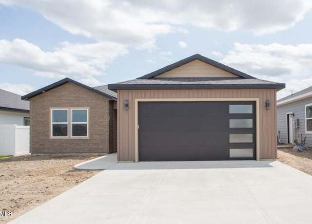 Property at 3313 34th St W, Williston, ND 58801, 3 beds, 2 baths