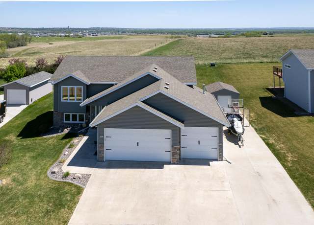 Property at 3208 14th Ave SE, Mandan, ND 58554, 4 beds, 3 baths