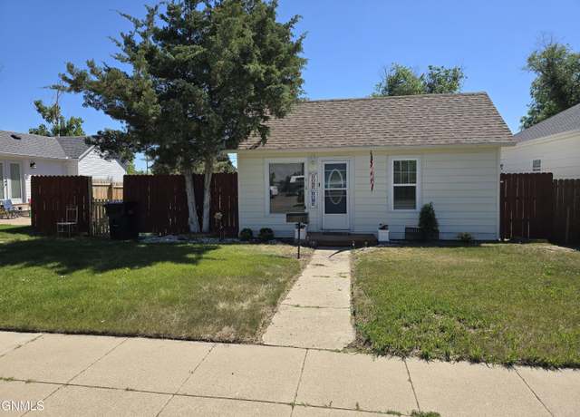 Property at 618 7th Ave W, Williston, ND 58801, 2 beds, 1 bath
