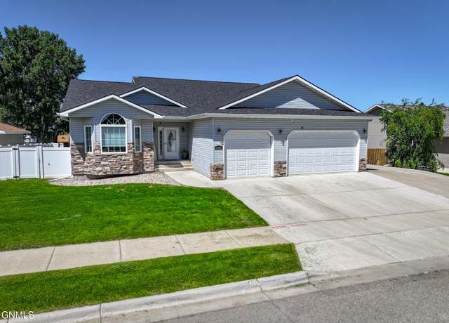 Property at 2309 12th Ave W, Williston, ND 58801, 5 beds, 3 baths