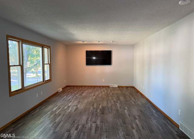 Property at 1619 Wichita Dr, Bismarck, ND 58504, 4 beds, 3 baths