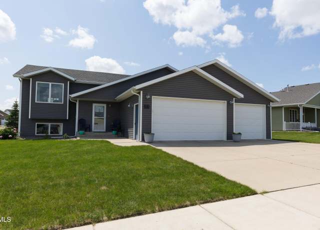 Property at 5312 Superior Dr, Bismarck, ND 58503, 4 beds, 3 baths