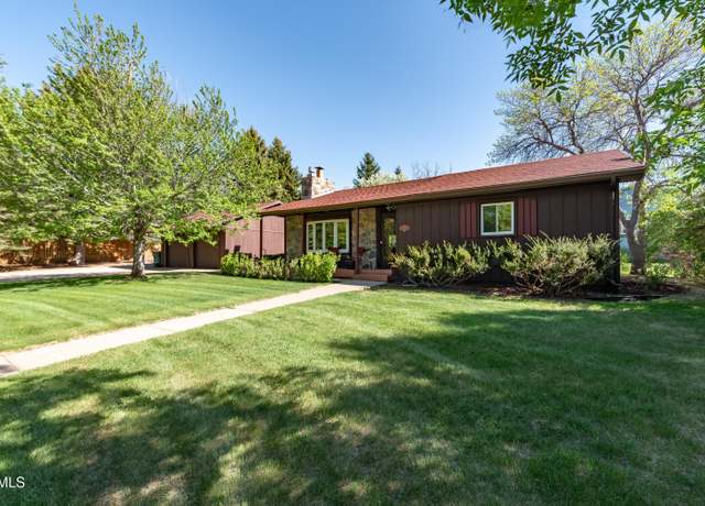 Property at 1531 Country Ln, Bismarck, ND 58503, 4 beds, 2 baths