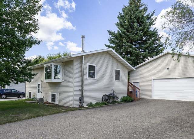 Property at 210 Crown Butte Dr, Mandan, ND 58554, 3 beds, 2 baths
