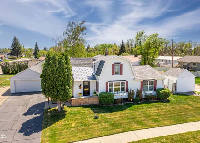 Property at 12 20th St E, Williston, ND 58801, 3 beds, 3 baths