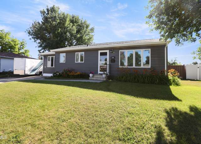 Property at 504 15th Ave W, Williston, ND 58801, 4 beds, 2 baths