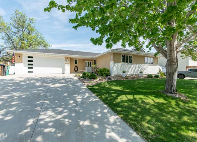 Property at 512 Weatherby Way, Bismarck, ND 58503, 4 beds, 3 baths