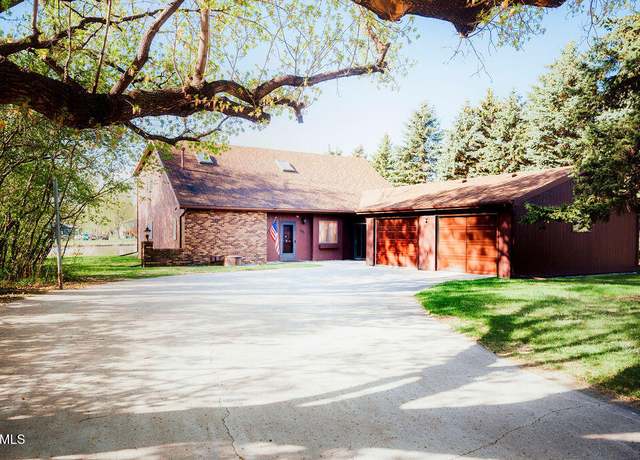 Property at 501 8th St SW, Jamestown, ND 58401, 3 beds, 2.5 baths