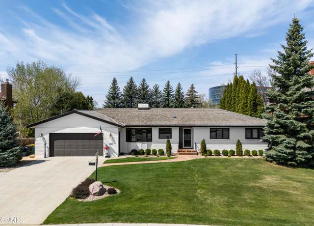 Property at 1234 Highland Acres Rd, Bismarck, ND 58501, 3 beds, 2.5 baths