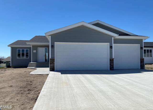 Property at 3326 Tyndale Dr, Bismarck, ND 58503, 3 beds, 2 baths