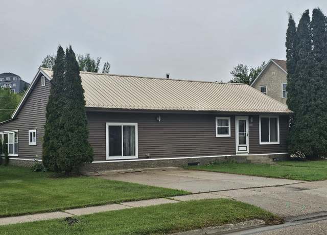 Property at 1421 4th Ave NW, Jamestown, ND 58401, 3 beds, 2 baths