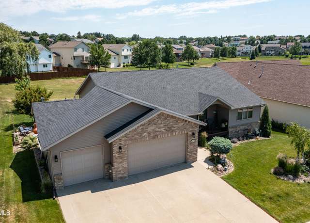 Property at 4319 Valley Dr, Bismarck, ND 58503, 5 beds, 3 baths